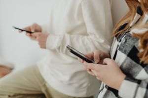 Reuters: UE pregăteşte restricţii pentru reţelele sociale şi chatboturile AI în cazul copiilor sub 15 ani